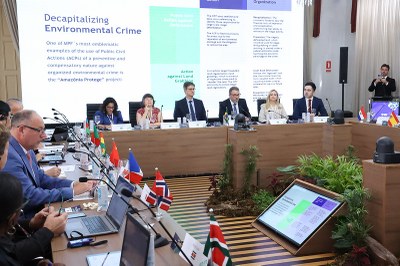 Foto: Antônio Augusto/Comunicação/MPF Foto de auditório, com mesa em formato de U e autoridades sentadas ao redor. Ao fundo, autoridades ao microfone, na frente de uma grande tela de projeção.