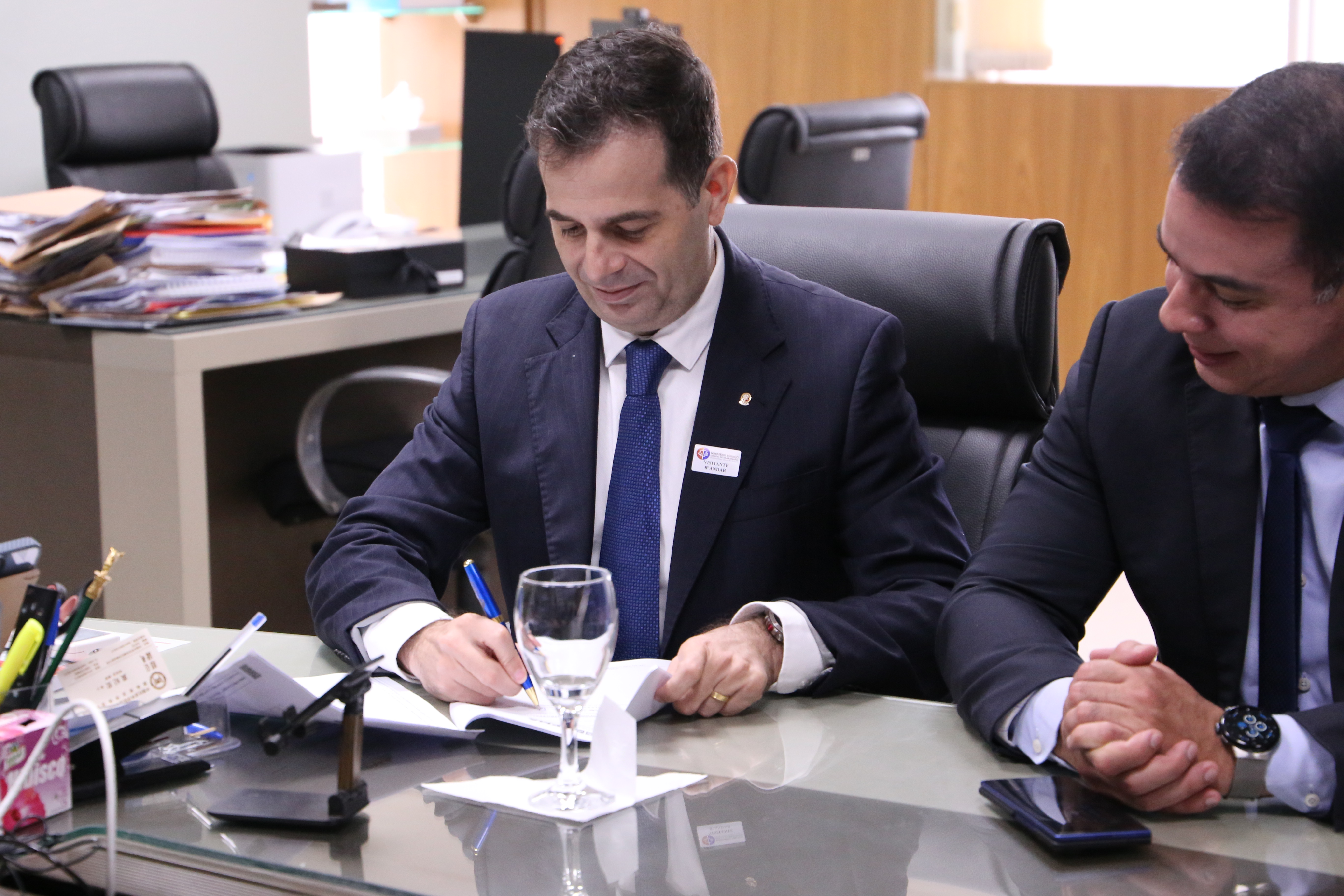 Procurador-chefe da PR/MA, Alexandre Soares, assina termo no MPMA.