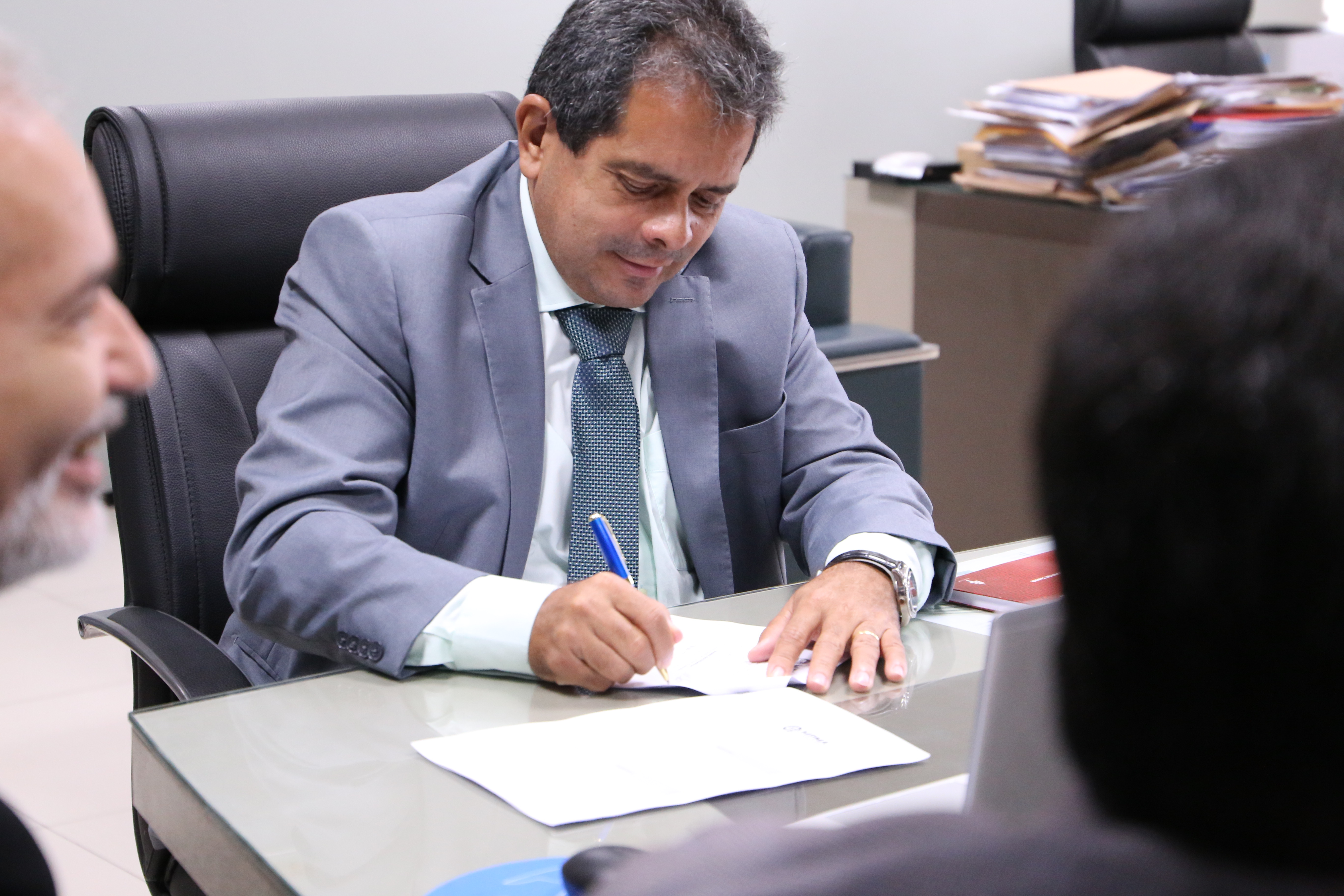 Procurador-geral de justiça, Danilo de Castro, assina termo em parceria com o MPF.