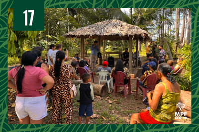 Foto: Ascom/MPF/PA A imagem mostra um grupo de pessoas reunidas em um espaço ao ar livre, com vegetação densa ao redor. No centro, há um quiosque com teto de palha onde um homem está em pé falando com o grupo que está sentado em cadeiras de plástico. Há aproximadamente 20 pessoas na cena, e a imagem tem uma borda verde decorativa com folhas. No canto inferior direito, há um logotipo com a inscrição "MPF COP 30".
