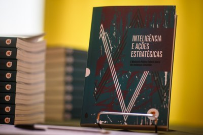 27102025LanamentoLivroFunbio001.jpg imagem de um livro com capa azul