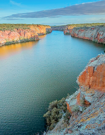 box2-left-out25.jpg ”Tem gente que tem medo de levar o gado para as áreas de fecho e não voltar mais, sumir por lá.” Adalgisa Maria de Jesus, filha e neta de fecheiros, é agente comunitária de saúde em São Manoel, distrito de Correntina (BA).