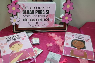 Imagem mostra cartazes com mensagens de apoio