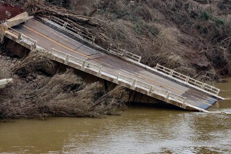 Enchentes RS Ponte que ligava Lajeado a Arroio do Meio/Foto: Rafa Neddermeyer/Agência Brasil