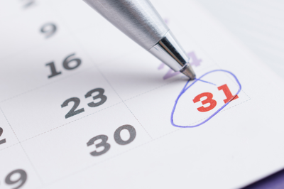 Imagem: Canva #ParaTodosVerem: Close de um calendário com o número 31 circulado em azul. A ponta de uma caneta metálica aponta para a data destacada.