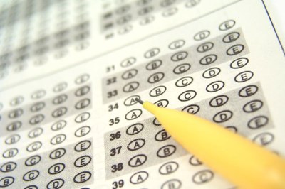 Foto ilustrativa: Canva Foto em detalhe de uma folha de respostas de prova e um lápis em cima