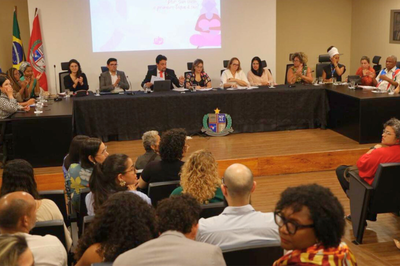 Foto: Claudemir Mota/Dicom MP/AL registro fotográfico dos participantes do evento, com a mesa de honra ao fundo repleta de pessoas