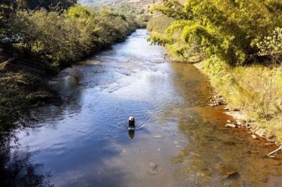 Monitoramento do Rio Doce Foto: Samarco/Divulgação  Foto mostra uma pessoa coletando água do rio