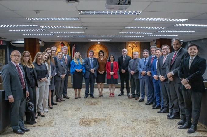 Foto posada do ministro junto aos desembargadores no plenário.