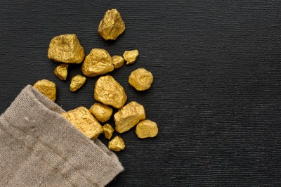 Foto mostra pequenas pepitas de ouro 