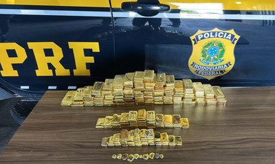 Foto: PRF Foto mostra barras de ouro em cima do capô de um carro da PRF