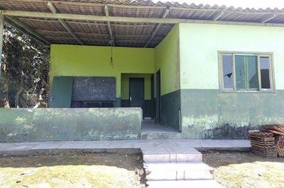 Unidade básica de saúde indígena na aldeia Morro Alto, na região de Joinville (SC), em agosto de 2022. Foto: Comunicação/MPF. Um prédio em alvenaria pintado em tons de verde. A janela da frente está com os vidros quebrados. As paredes estão manchadas e sujas.