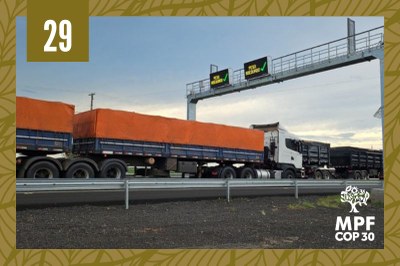 Foto de caminhão na balança de pesagem de uma rodovia