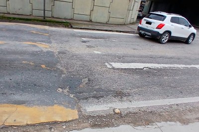 Foto: MPF Imagem mostra uma faixa de pedestre apagada e um carro branco passando