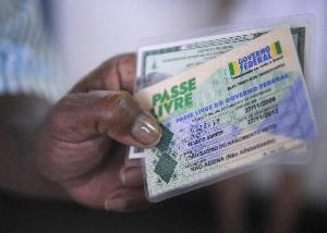 Foto: Fábio Pozzebom/ Agência Brasil A foto mostra a mão de um usuário do Passe Livre mostrando o cartão de inscrição no programa do Ministério dos Transportes