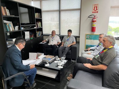 Foto: Ascom MPF/PI A imagem mostra o procurador da República Kelston Pinheiro Lages em seu gabinete na Procuradoria da República no Piauí com dois representantes da Funasa e dois representantes da Sedec.