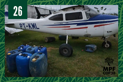 otografia mostra um avião monomotor branco com faixas azul e vermelha, estacionado sobre um gramado. Ao lado do avião, há vários galões azuis de combustível dispostos no chão. Ao fundo, observa-se uma cerca alta e parte de outro avião. A imagem tem uma moldura verde com padrões de folhas. No canto superior esquerdo, há um quadrado verde com o número “26” em branco. No canto inferior direito, aparecem o logotipo do Ministério Público Federal (MPF) e a inscrição “COP 30”.
