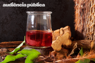 Foto: Canva  Imagem de um copo com o chá da ayahuasca e ervas e cipós usados no feitio.