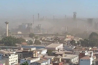 Foto: Reprodução/Redes Sociais Foto mostra bairros cobertos por uma poeira fina