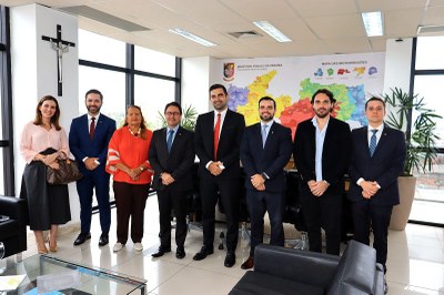 Foto: MPPB Foto mostra os participantes da reunião enfileirados lado a lado, posando para foto