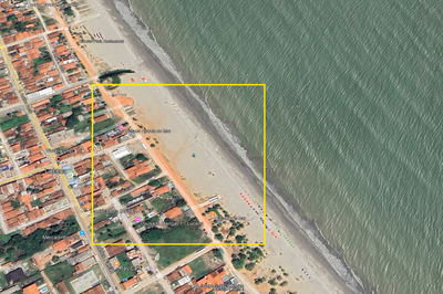 Paria Central de Lucena (PB), em 2025. Imagem: Google Earth/Airbus. Fotografia aérea da Praia Central de Lucena (PB), com casas e construções à direita e a faixa de areia e o mar à esquerda. Há um quadrado vazado com bordas amarelas delimitando uma área da faixa de areia, no centro da imagem.
