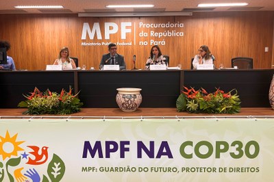 Fotos: Yasmim Bitar - Comunicação MPF Quatro pessoas, duas mulheres e dois homens, sentadas atrás de uma mesa em um evento do MPF (Ministério Público Federal), Procuradoria da República no Pará, com um banner à frente dizendo "MPF NA COP30" e "MPF: Guardião do Futuro, Protetor de Direitos"