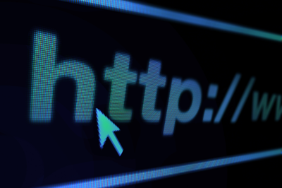 Foto ilustrativa: Canva Foto de close-up em nível de pixel de uma tela escura, mostrando o início de um endereço web, "http://www", na barra de endereços de um navegador, com um cursor de seta apontando para as letras.