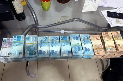 Dinheiro apreendido durante 2ª fase da operação, em 2021 Foto: Polícia Federal  Foto mostra dinheiro apreendido durante 2ª fase da operação, em 2021. São notas de R$ 100 e R$ 50 empilhadas