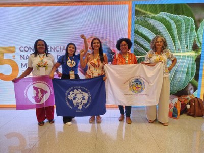 ImagemdoWhatsAppde20250509s14.16.19_00f61885.jpg mulheres com bandeiras nas mãos