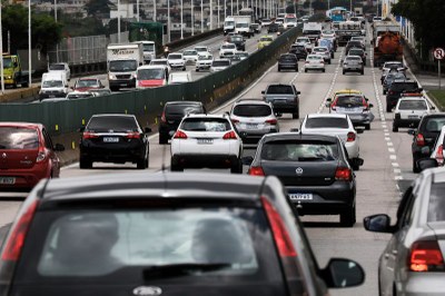 Foto ilustrativa: Fernando Frazão/Agência Brasil Imagem de carros na rua