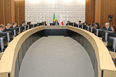 Foto mostra participantes da reunião no plenário do Tribunal 
