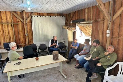 MPF se reúne com indígenas Foto: MPF Foto mostra procurador da República em reunião com indígenas e Funai