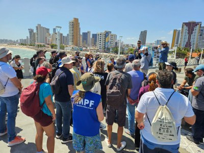 Foto mostra participantes do encontro em vistoria pela costa  