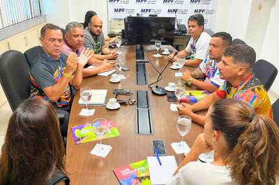 Registro fotografico DA REUNIÃO DO MPF com integrantes das quadrilhas juninas Pé de Serra e Pisa na Fulô e dos grupos de coco Reviver, Pau de Arara, Los Coquitos, além do Instituto Ouro Preto