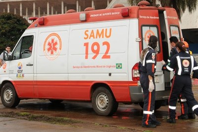 Ambulância do SAMU. Foto: Agência Brasília Foto de uma ambulância do SAMU. Três profissionais abrem a porta traseira do veículo.