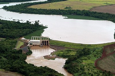 Foto mostra uma PCH, estrutura de barragem sobre um rio