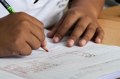 Foto ilustrativa: Lourdes ÑiqueGrentz/Pixabay Foto em detalhe de uma criança com um lápis na mão escrevendo em um papel