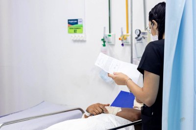 Foto: FHS Profissional de saúde atende paciente que está deitado em maca