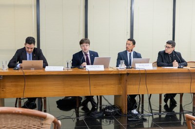 Foto: Leobark Rodrigues/Comunicação/MPF Foto da mesa de abertura do evento, com quatro homens de terno atrás de uma bancada com microfones