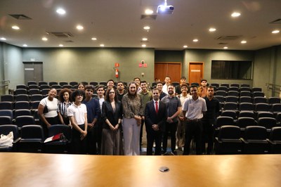 Foto: Ascom/MPF A imagem é uma fotografia do procurador Alexandre Soares ao centro, acompanhado da professora Renata Barroso, da coordenadora do curso de direito da Ufma Maria da Glória e dos alunos de direito da Ufma.