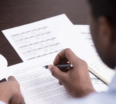 Fonte: Stock Photos. Menino segurando caneta com a mão.