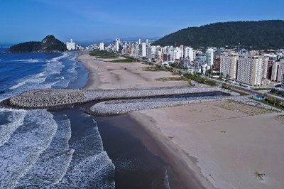 Obra em Matinhos (PR) Foto: Alessandro Vieira/CC Foto mostra um píer de pedra que avança sobre a o mar em Matinhos
