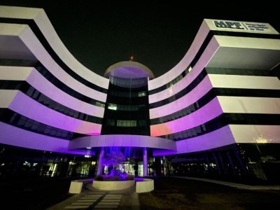 Foto: Alessandra Fontenele Registro do edifício sede da Procuradoria da República no estado do Piauí iluminado em apoio à campanha do Outubro Roxo de conscientização sobre a Síndrome de Rett.