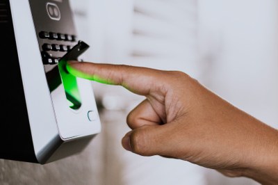 Foto: Freepik  Foto mostra pessoa batendo o ponto eletrônico