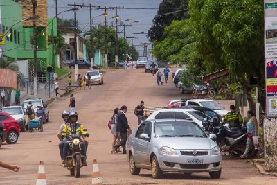 Município de Oiapoque está localizado no extremo norte do estado Foto: Governo do Amapá Foto mostra uma rua de Oiapoque, com pessoas, carros e motos