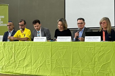 Mesa de abertura da audiência pública realizada em Bagé pelo Fórum Gaúcho de Combate aos Impactos dos Agrotóxicos no último dia 6 de outubro. 6 pessoas estão presentes, lado a lado, sentadas - 2 mulheres e 4 homens