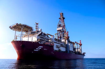 foto mostra navio sonda em meio ao oceano
