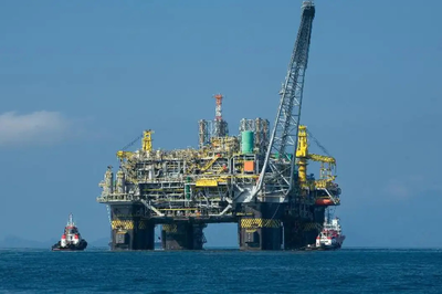 Foto de plataforma de exploração de petróleo