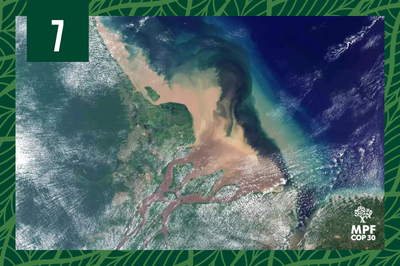 Foto: Landsat/Nasa, com adaptações Foto de satélite mostra a foz do rio Amazonas. A pluma marrom do rio desagua no Oceano Atlântico, azul-escuro. A terra ao redor é verde, com algumas nuvens brancas.