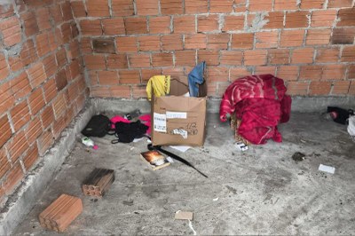 interior de uma casa com objetos no chão 